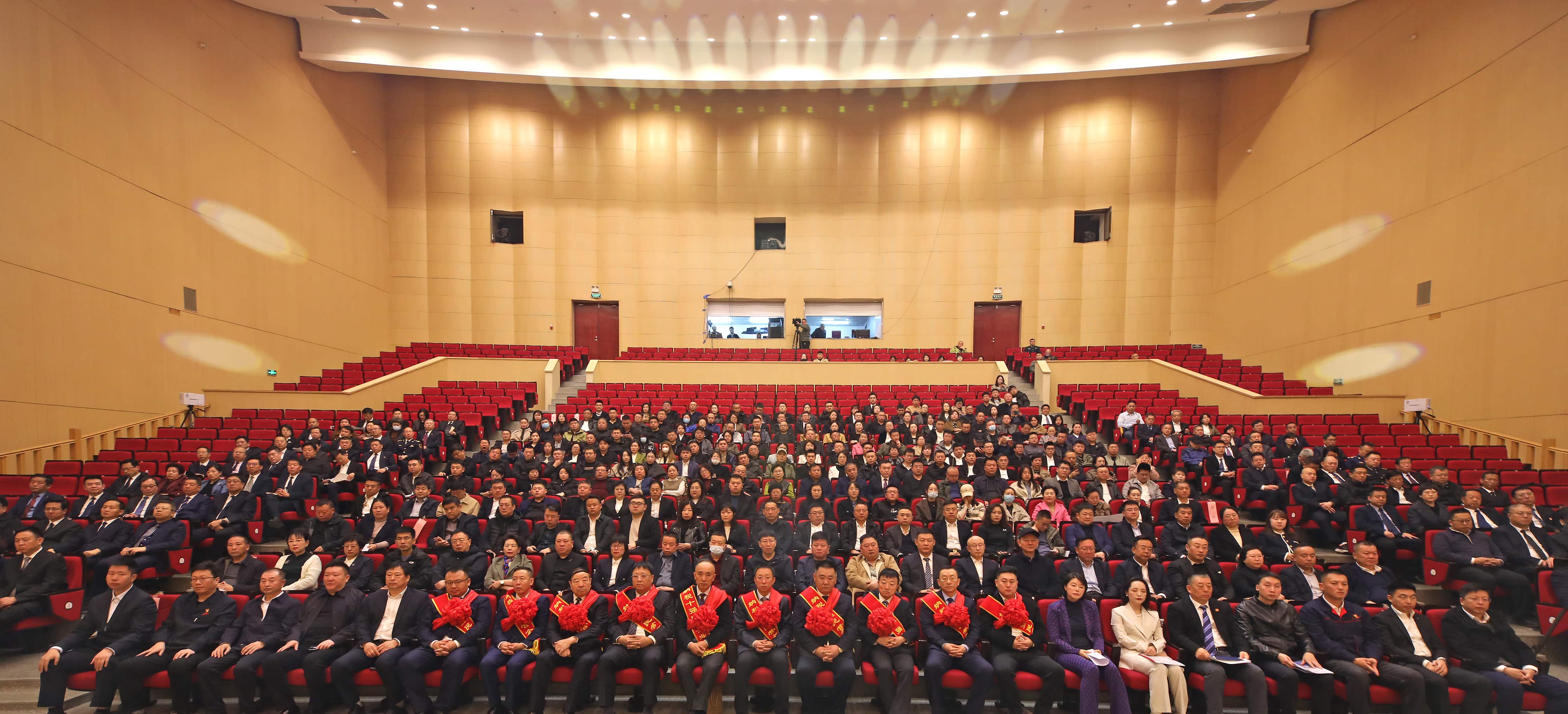 正業集團再登納稅十強榜!董事長趙立君出席全市民營經濟大會接受表彰(圖4) 正業集團再登納稅十強榜!董事長趙立君出席全市民營經濟大會接受表彰(圖4)